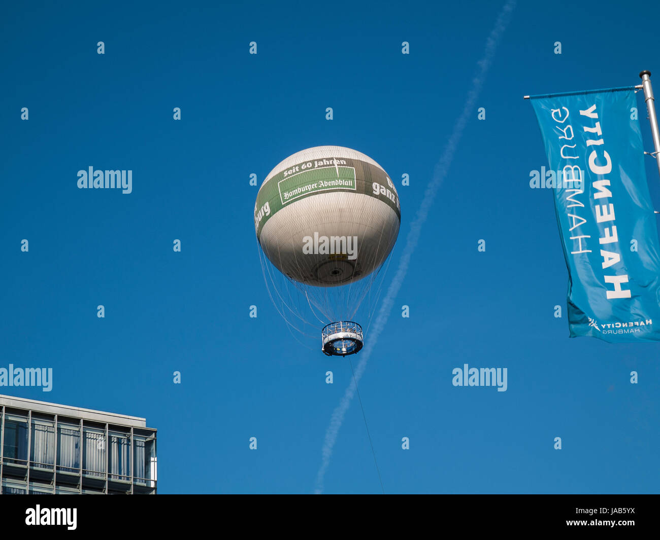 Ballon captif dans le nouveau Hafencity, Hambourg, Allemagne. Banque D'Images