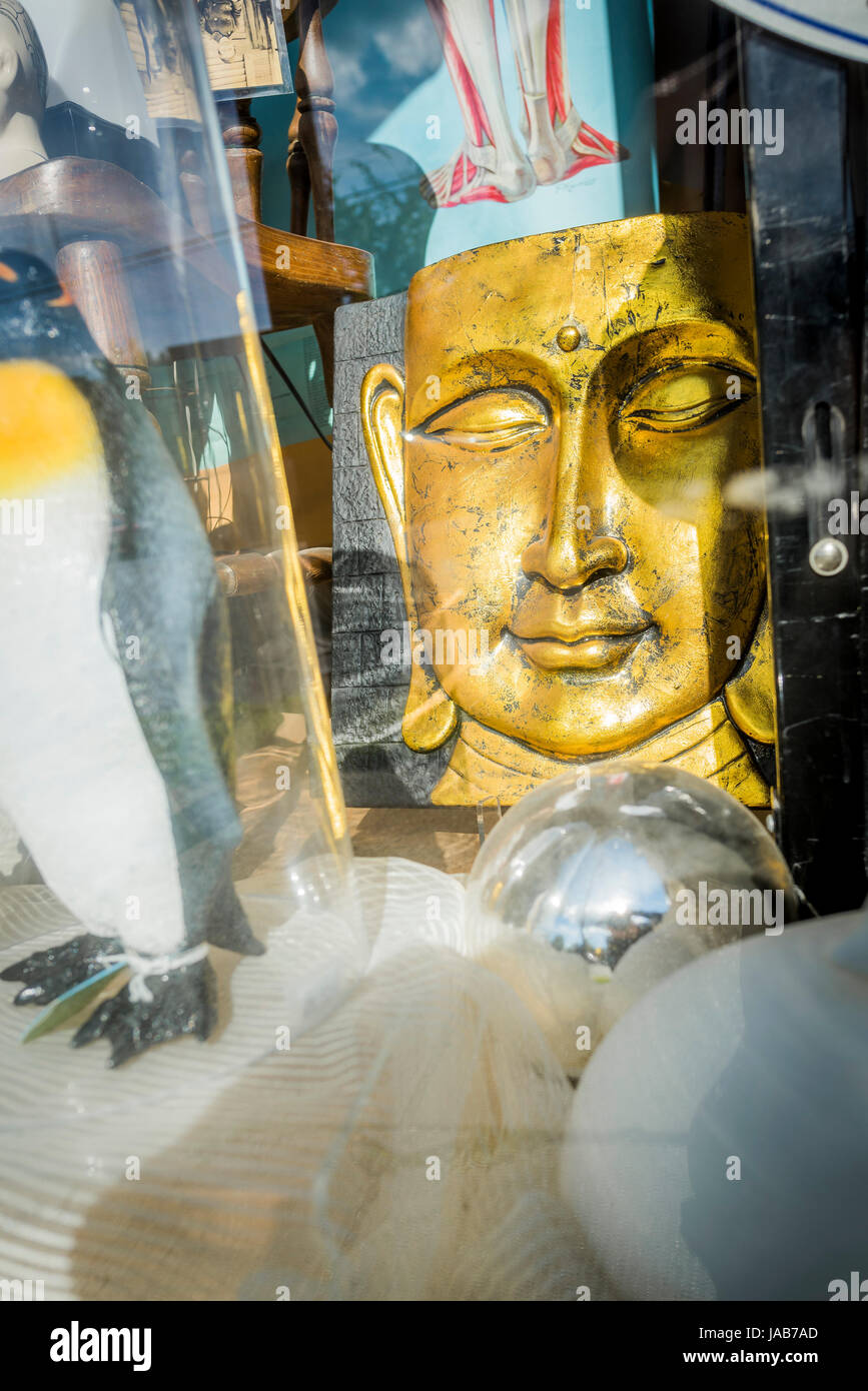 En ancien bouddha et objets de vitrine de magasin. Banque D'Images