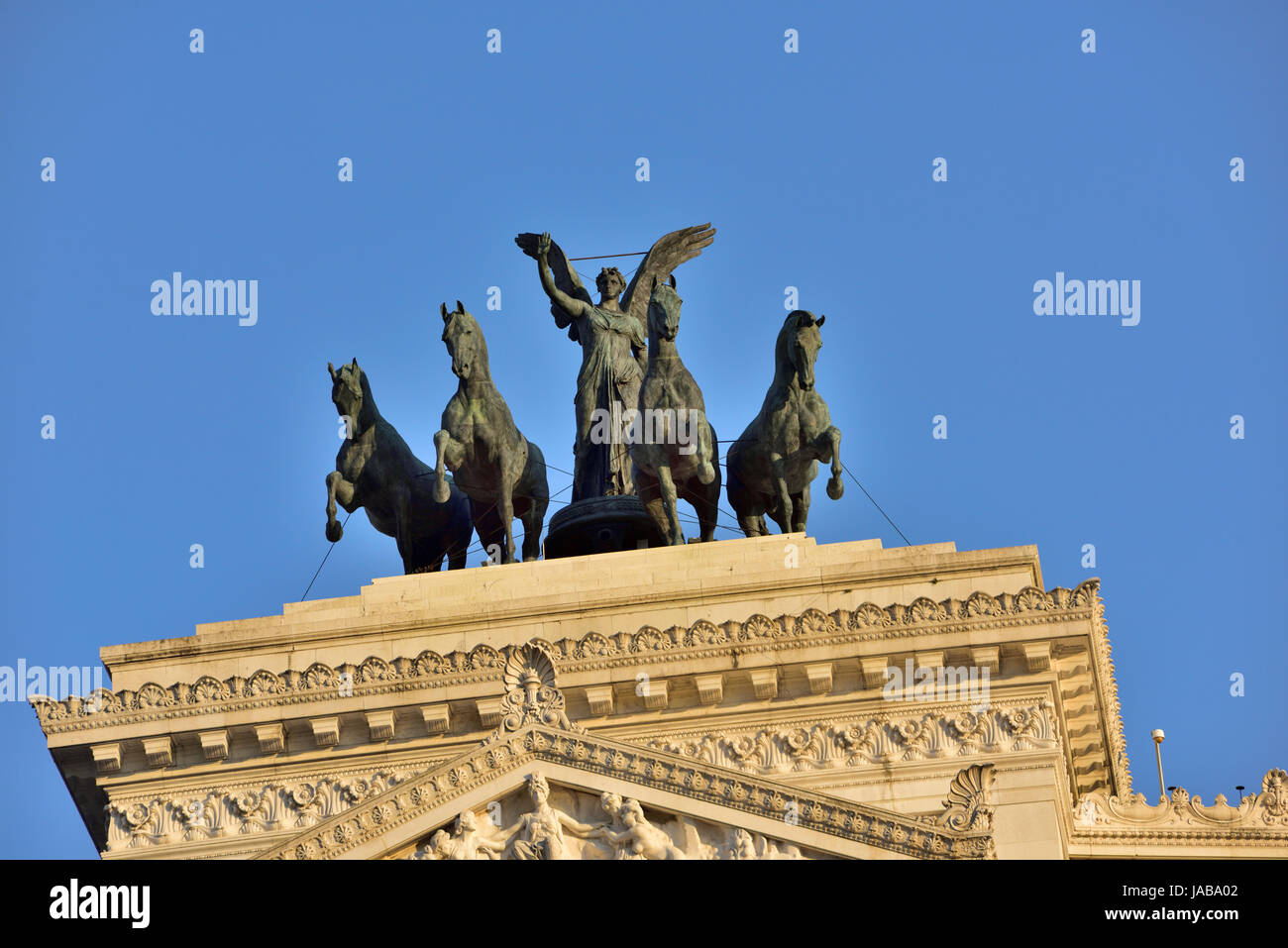 Circonscription de Victoria déesse sur quadrigas, statue sur le dessus de l'Altare della Patria ou 'Autel de la patrie' bâtiment monument Banque D'Images