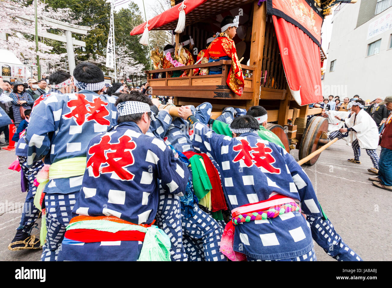 Inuyama festival au Japon. Équipe d'hommes tirant et poussant à leur tour d'énormes Dashi float, aka comme yatai ou yama, tout en défilant à travers la ville. Banque D'Images