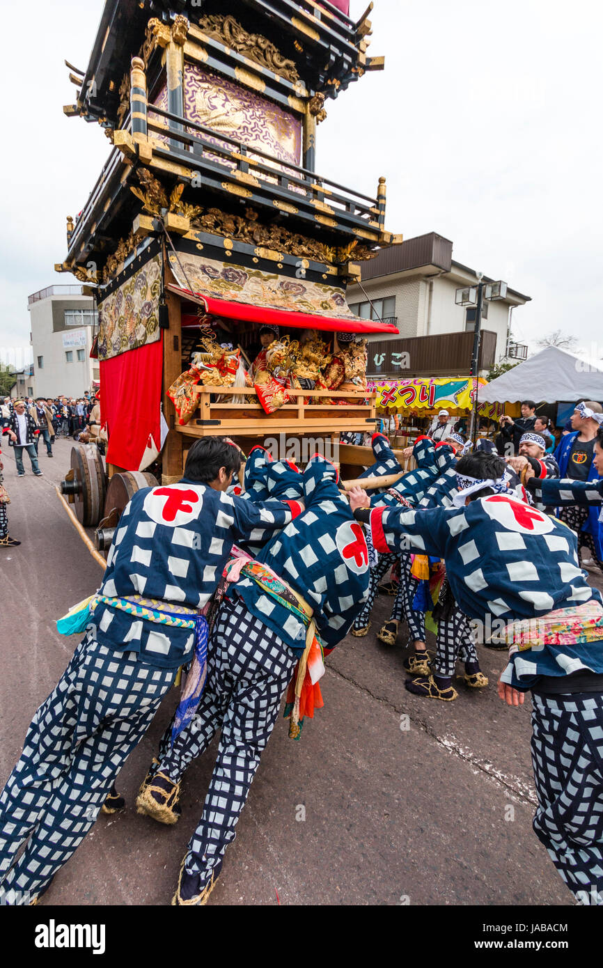 Inuyama festival au Japon. Équipe d'hommes tirant et poussant à leur tour d'énormes Dashi float, aka comme yatai ou yama, tout en défilant à travers la ville. Banque D'Images