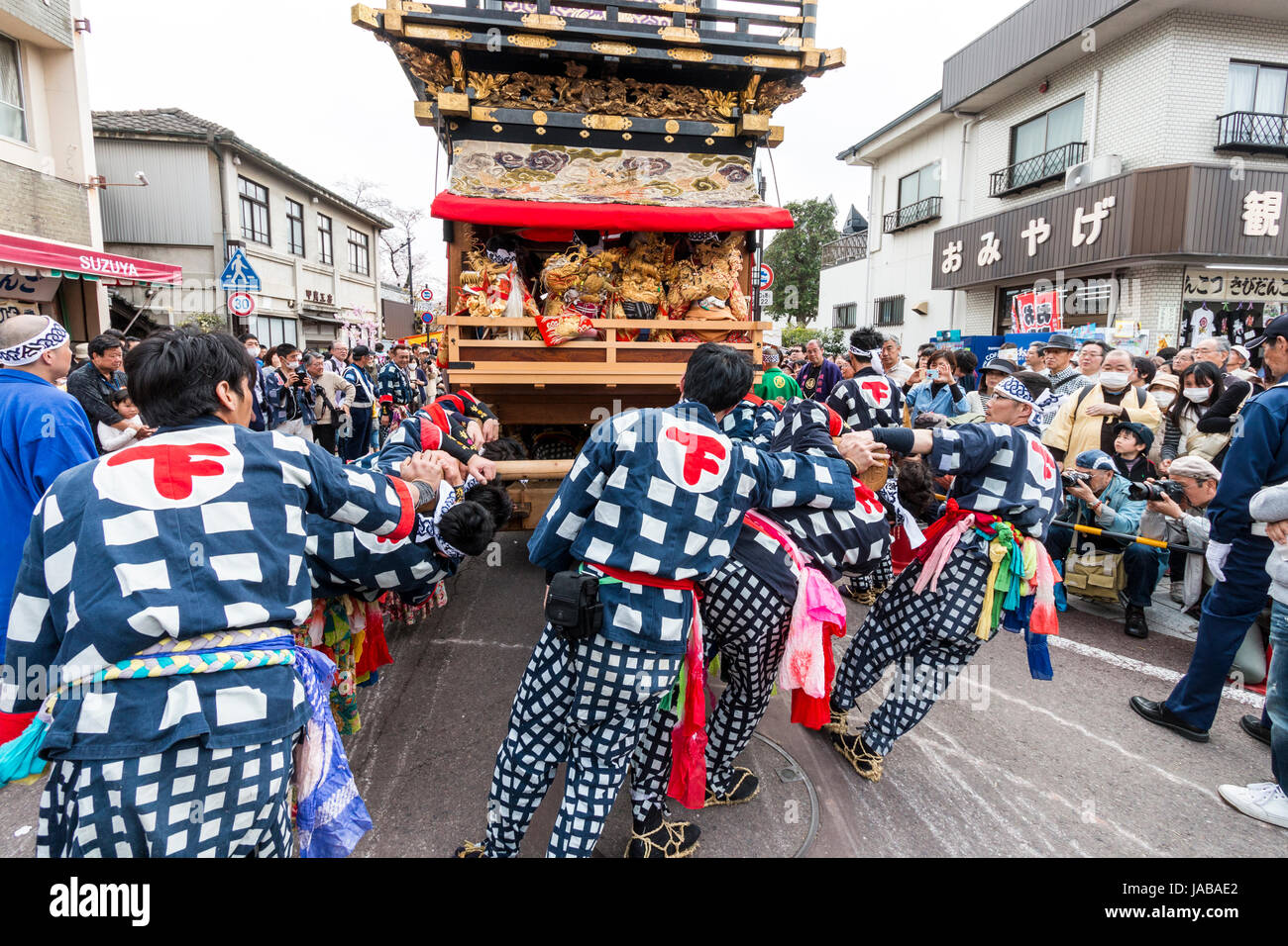 Inuyama festival au Japon. Équipe d'hommes tirant et poussant à leur tour d'énormes Dashi float, aka comme yatai ou yama, tout en défilant à travers la ville. Banque D'Images