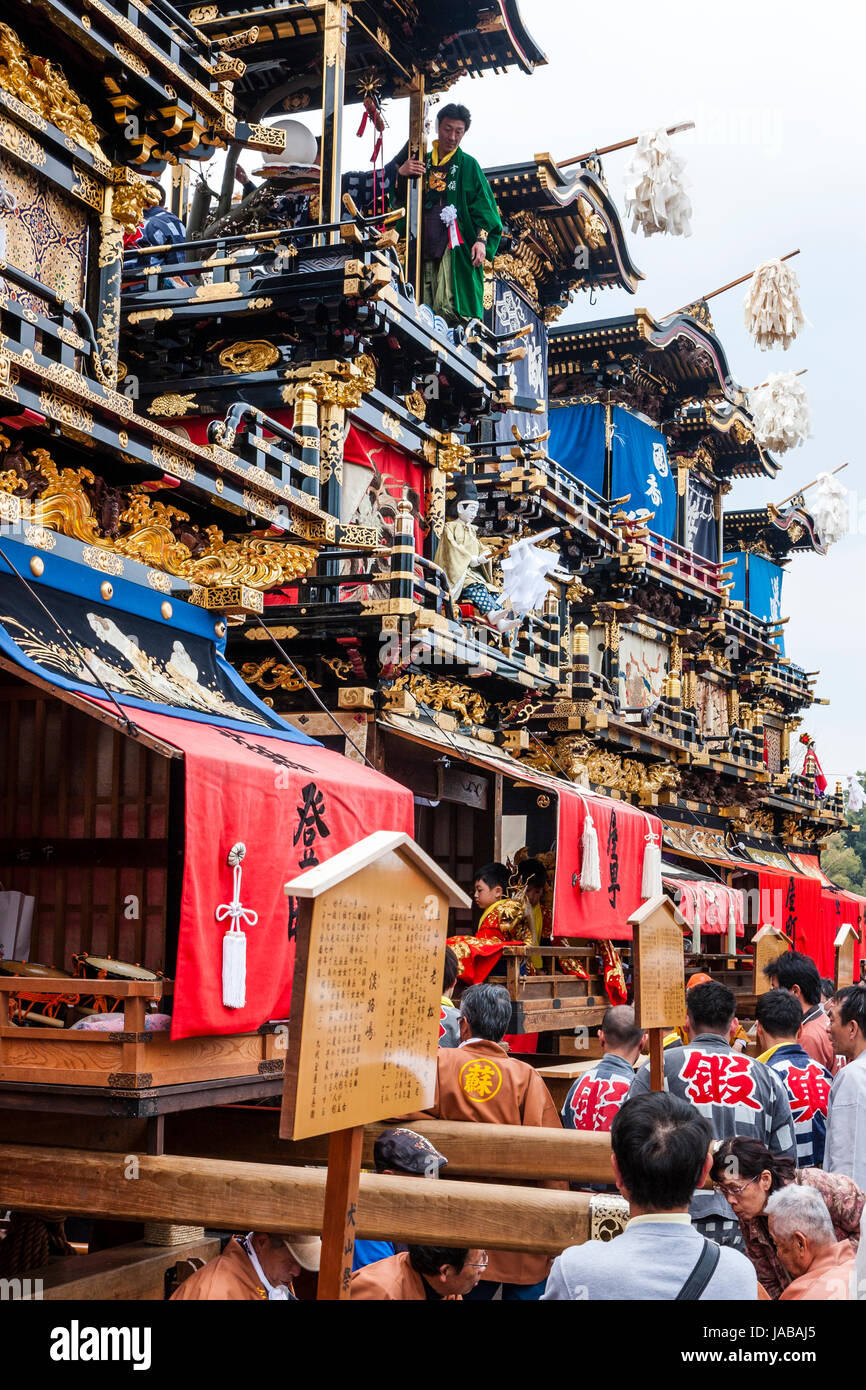 Festival d'Inuyama, le Japon, la rangée d'énormes en bois de 3 étages, flotteurs karakuri Dashi aka appelés yatai ou yama, en centre ville, près de l'Haritsuna de culte. Banque D'Images