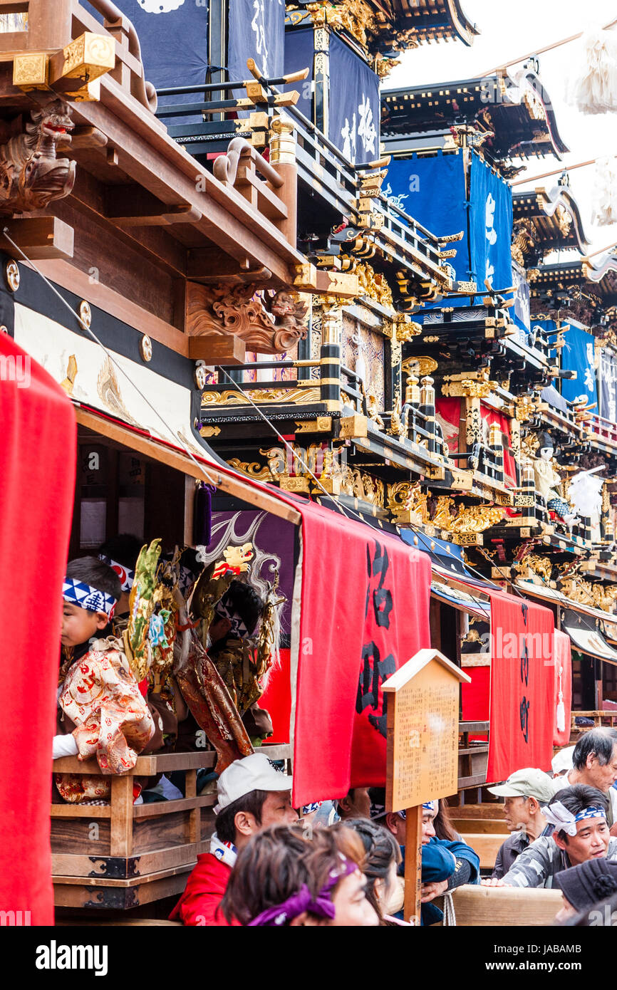 Festival d'Inuyama, le Japon, la rangée d'énormes en bois de 3 étages, flotteurs karakuri Dashi aka appelés yatai ou yama, en centre ville, près de l'Haritsuna de culte. Banque D'Images