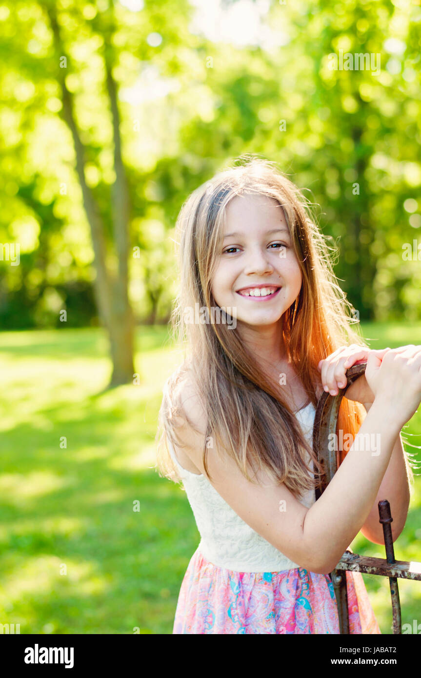 Beau jeune enfant aux cheveux blonds portrait Banque D'Images