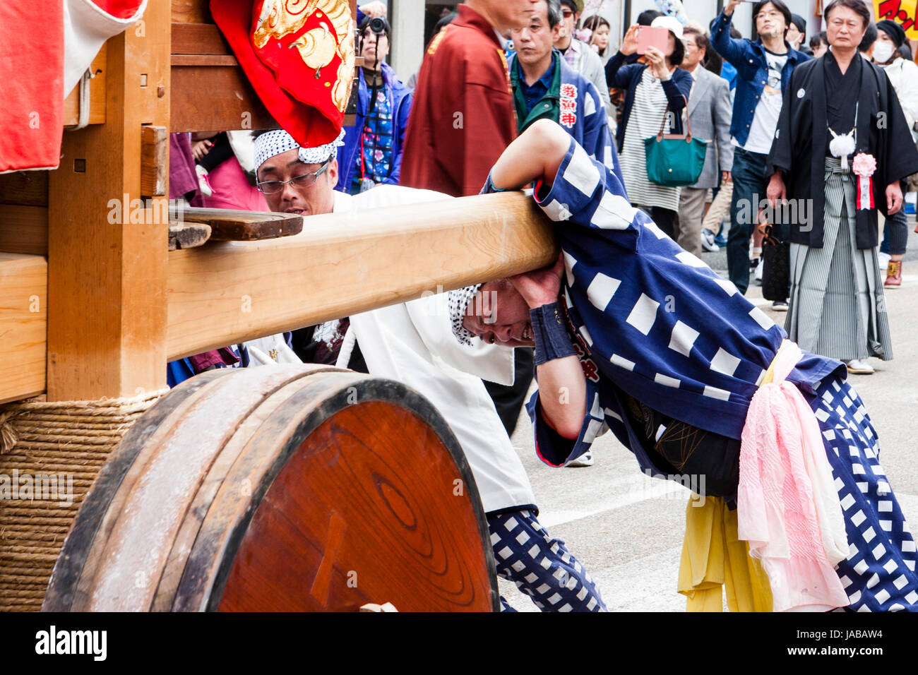 Inuyama festival au Japon. Close up de l'équipe de tous les hommes japonais en costume traditionnel, yukata manteaux, poussant une Dashi float, aka yama ou yatai. Banque D'Images