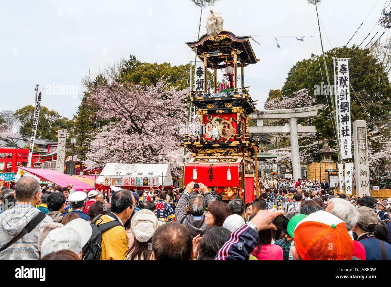 Inuyama festival au Japon. Dashi float, aka yama ou yatai, debout près de torii de Haritsuna de culte. Marionnettes mécaniques karakuri sur le dessus du flotteur. Banque D'Images