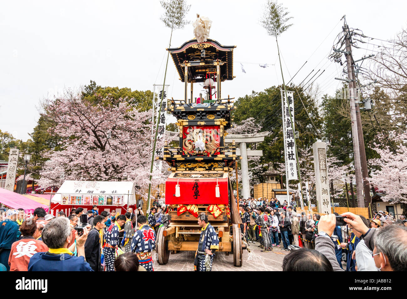 Inuyama festival au Japon. Dashi float, aka yama ou yatai, debout près de torii de Haritsuna de culte. Marionnettes mécaniques karakuri sur le dessus du flotteur. Banque D'Images
