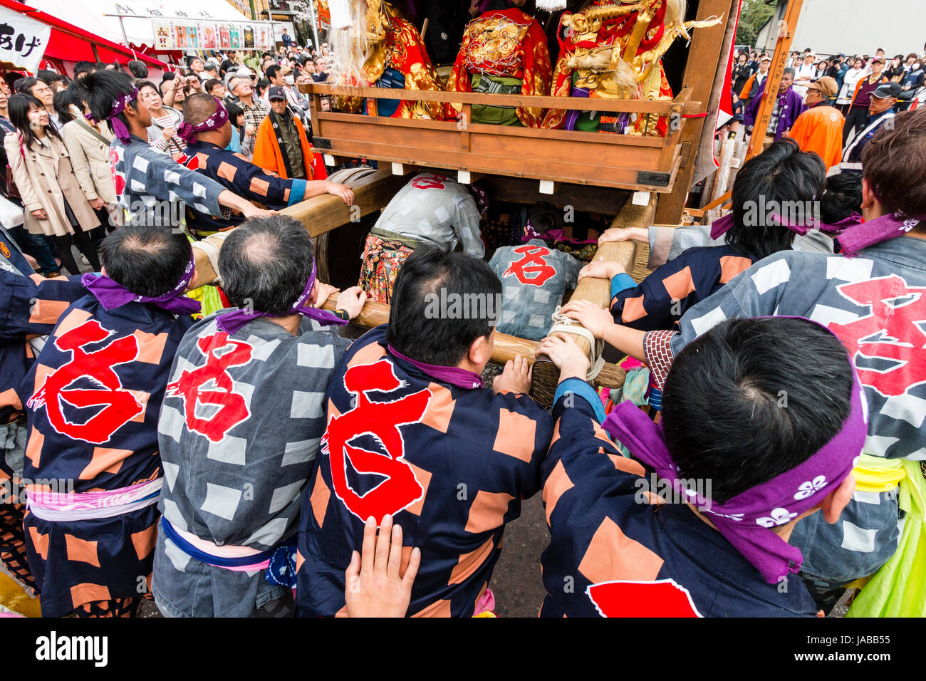 Inuyama festival au Japon, 3 en bois massif histoire Dashi flotter, également appelé yatai ou yama,, poussé dans la rue bondée de spectateurs Banque D'Images