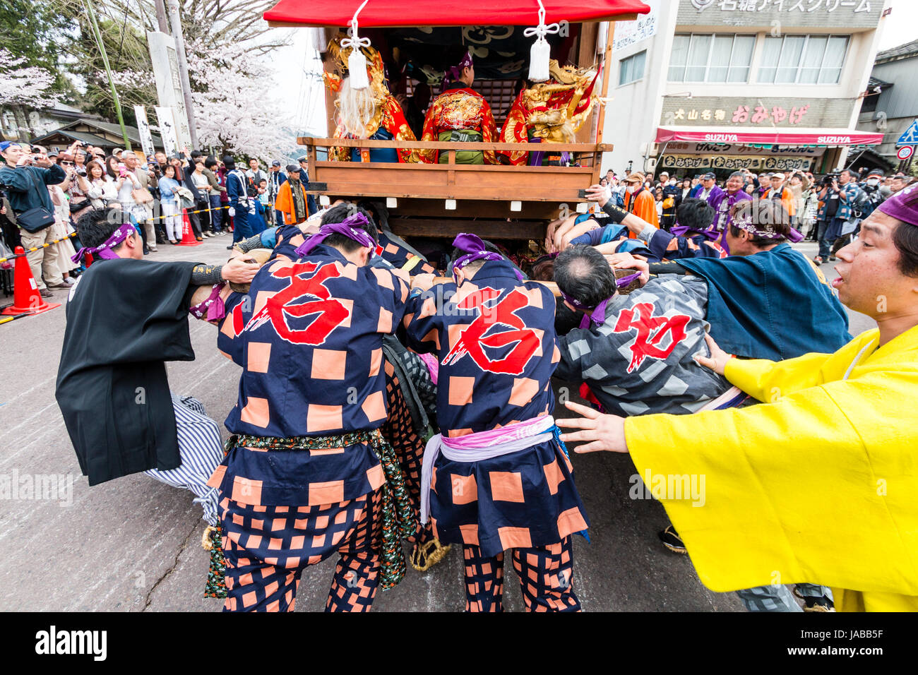 Inuyama festival au Japon. Équipe d'hommes tirant et poussant à leur tour d'énormes Dashi float, aka comme yatai ou yama, tout en défilant à travers la ville. Banque D'Images