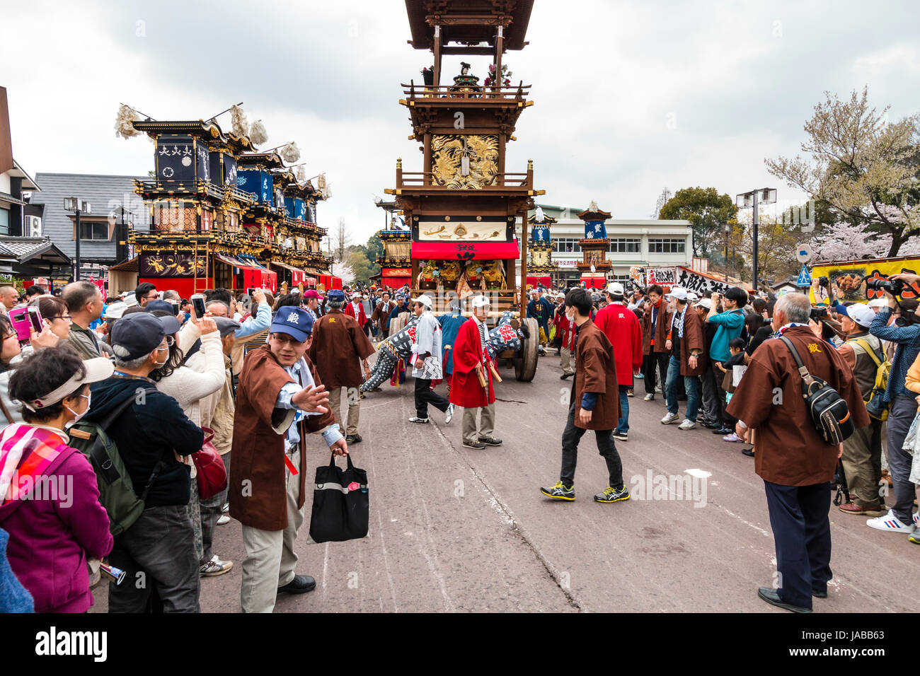 Festival Inuyama, Japon, massive en bois de 3 étages Dashi float, aka appelés yatai ou yama, dans la région de Town Square, les hommes de sécurité par voie de compensation. spectatos Banque D'Images