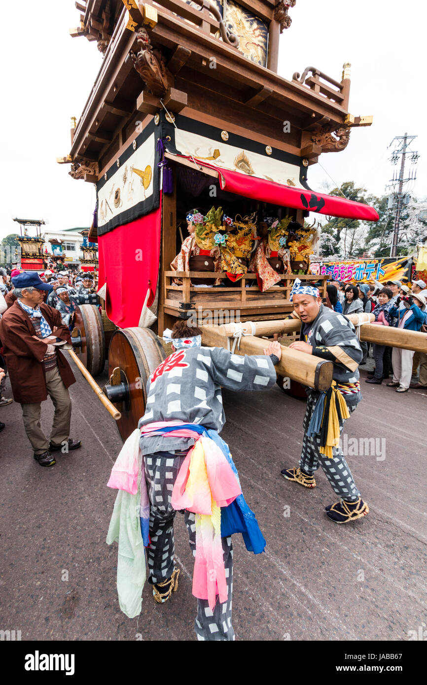 Inuyama festival au Japon, 3 en bois massif histoire Dashi flotter, également appelé yatai ou yama,, poussé dans la rue bondée de spectateurs Banque D'Images