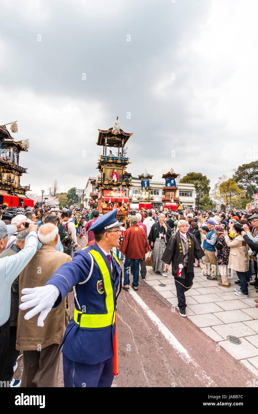 Festival Inuyama, Japon, massive en bois de 3 étages Dashi float, aka appelés yatai ou yama, dans la région de Town Square, la sécurité homme spectatos par voie de compensation. Banque D'Images