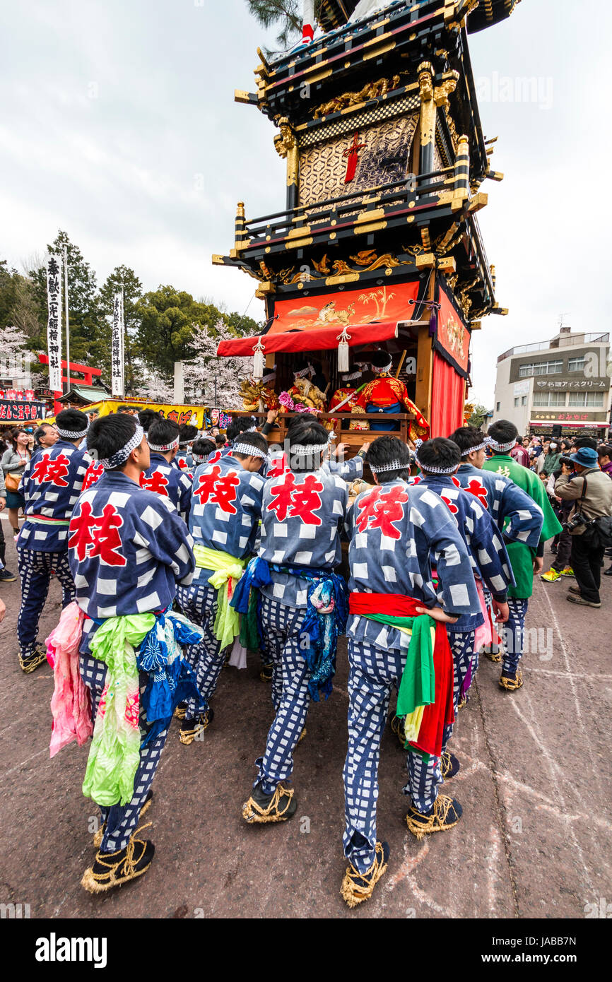 Inuyama festival au Japon, 3 en bois massif histoire Dashi flotter, également appelé yatai ou yama,, poussé dans la rue bondée de spectateurs Banque D'Images