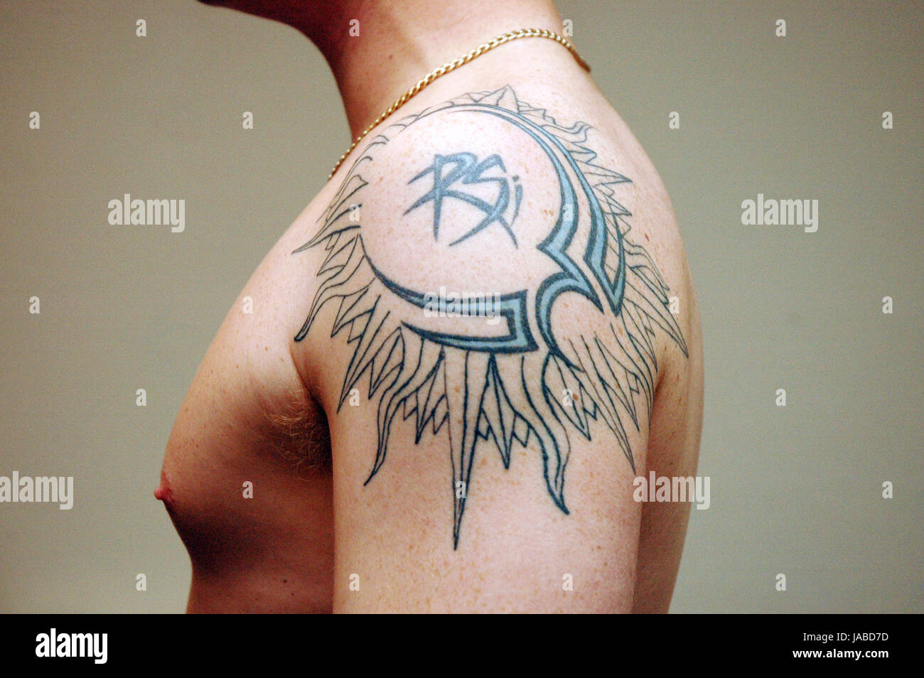 Jeune homme au tatouage sur son épaule Photo Stock - Alamy