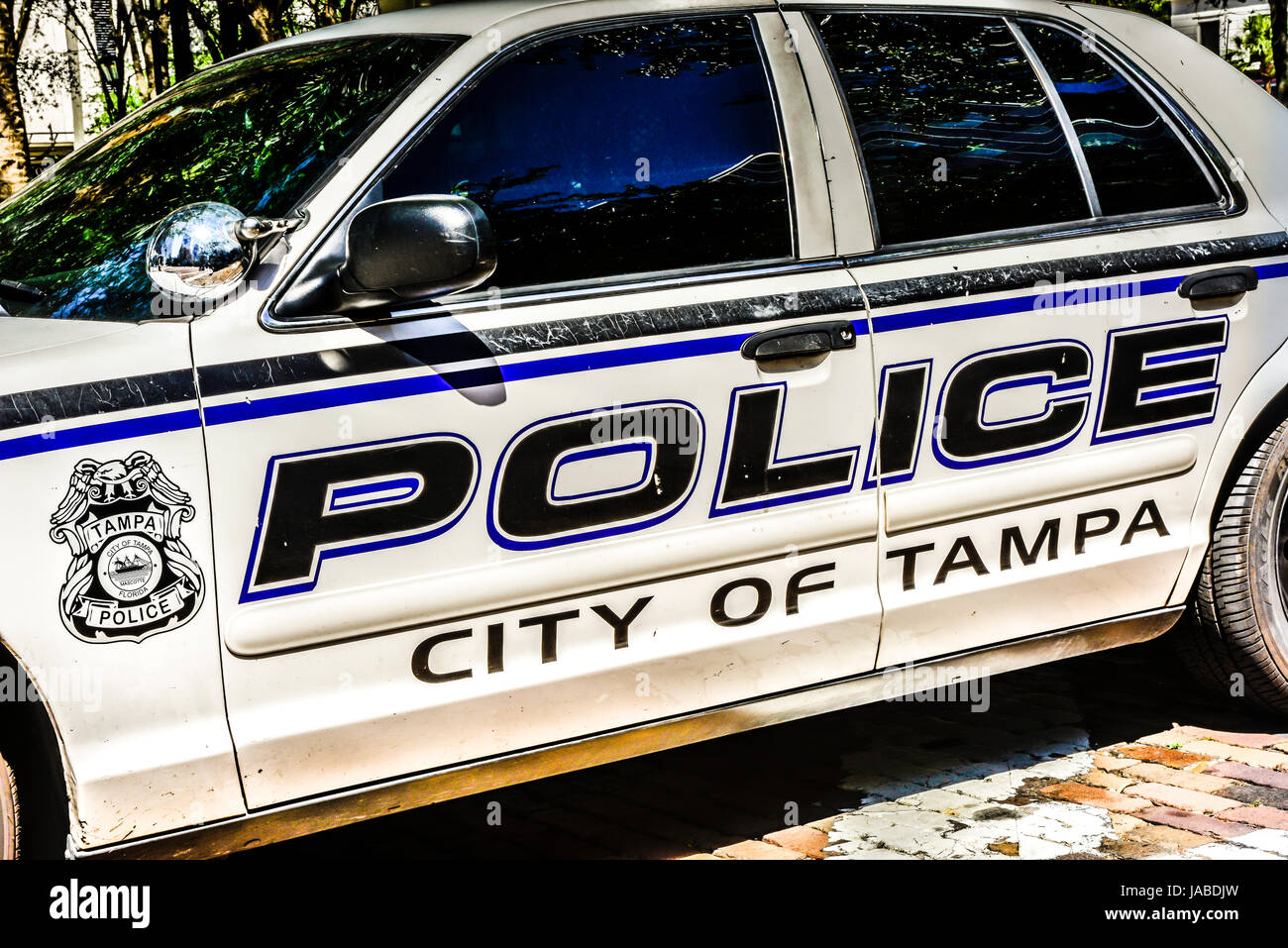 Un détail d'un blanc avec des rayures bleu Ville de Tampa voiture de police, inoccupée et garés dans le centre-ville de Tampa, FL Banque D'Images