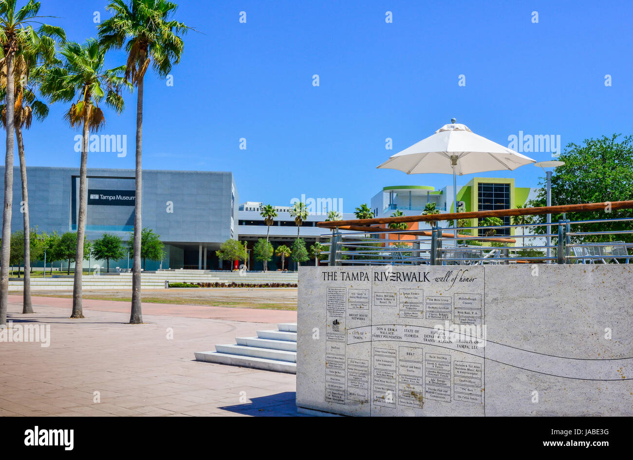 Le Tampa Riverwalk's "Mur d'HONNEUR Liste des clients de la promenade du quartier des arts, près des musées du parc au centre-ville de Tampa, FL Banque D'Images