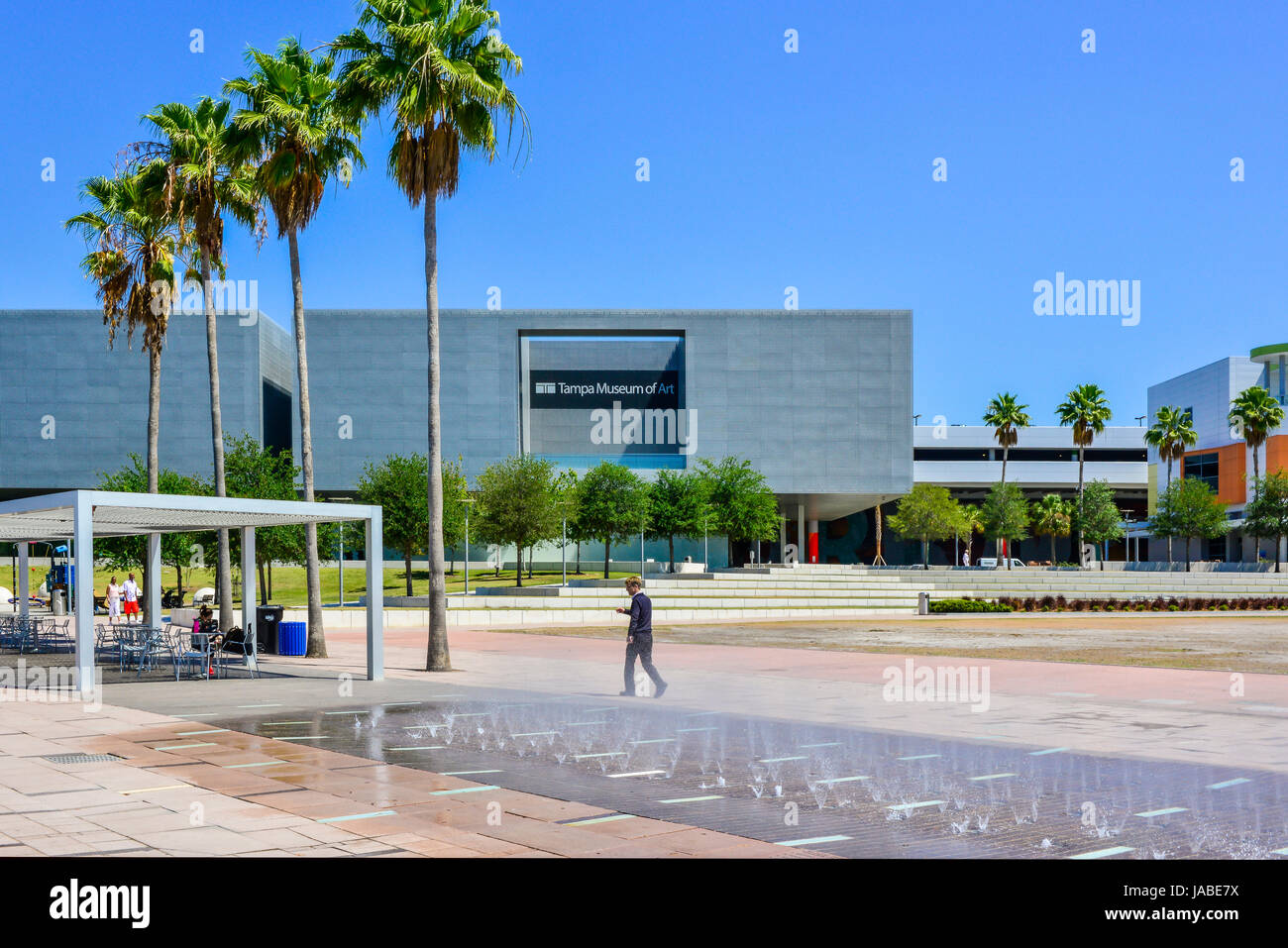 Le Musée d'Art moderne, l'angulaire, de l'architecture industrielle rendent le Curtis Hixon Waterfront Park dans le centre-ville de Tampa, FL Banque D'Images