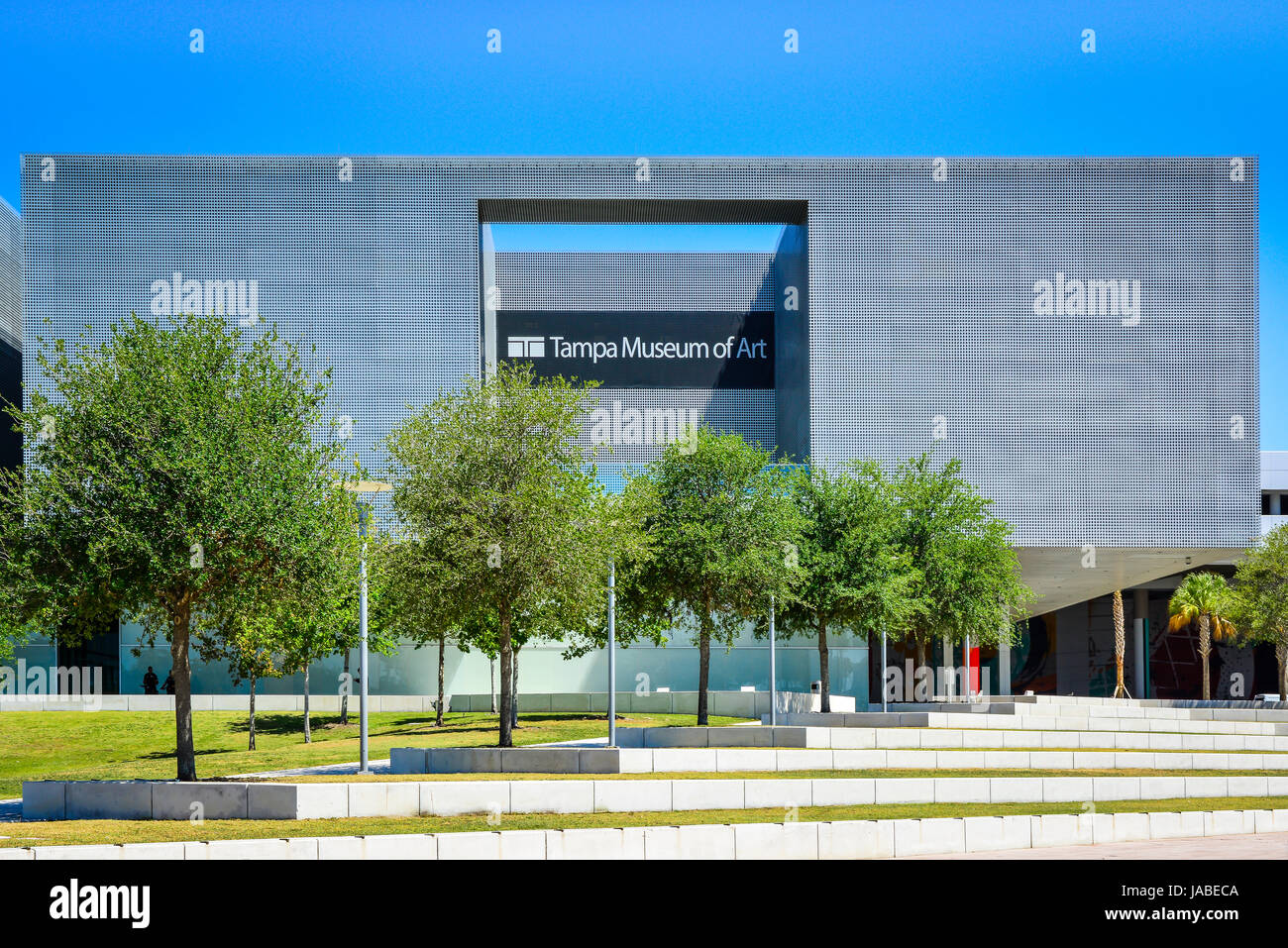 Le Musée d'Art moderne, l'angulaire, de l'architecture industrielle rendent le Curtis Hixon Waterfront Park dans le centre-ville de Tampa, FL Banque D'Images