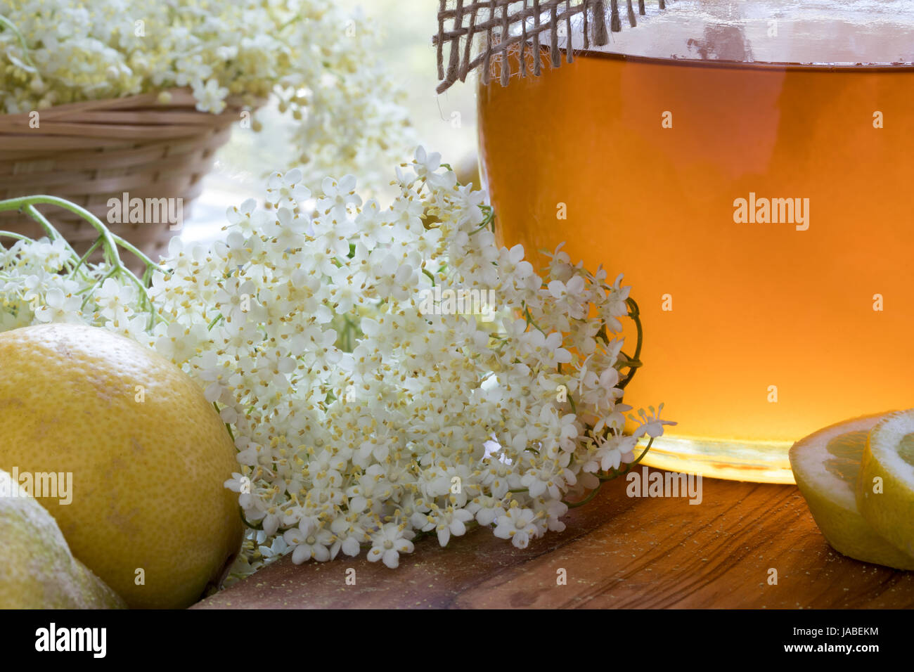 Ingrédients pour faire un sirop de fleurs d'un aîné naturel avec du miel Banque D'Images