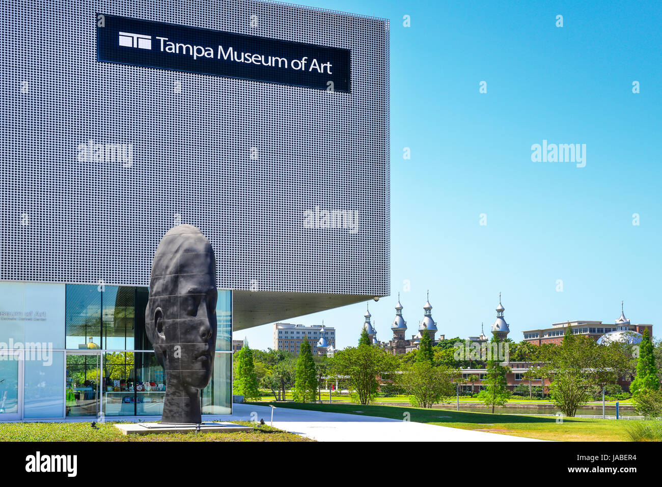 Le Musée d'Art moderne Tampa contraste avec l'architecture de style néo-mauresque de l'Université de Tampa, Floride vue de l'autre côté de la rivière Hillsborough Banque D'Images