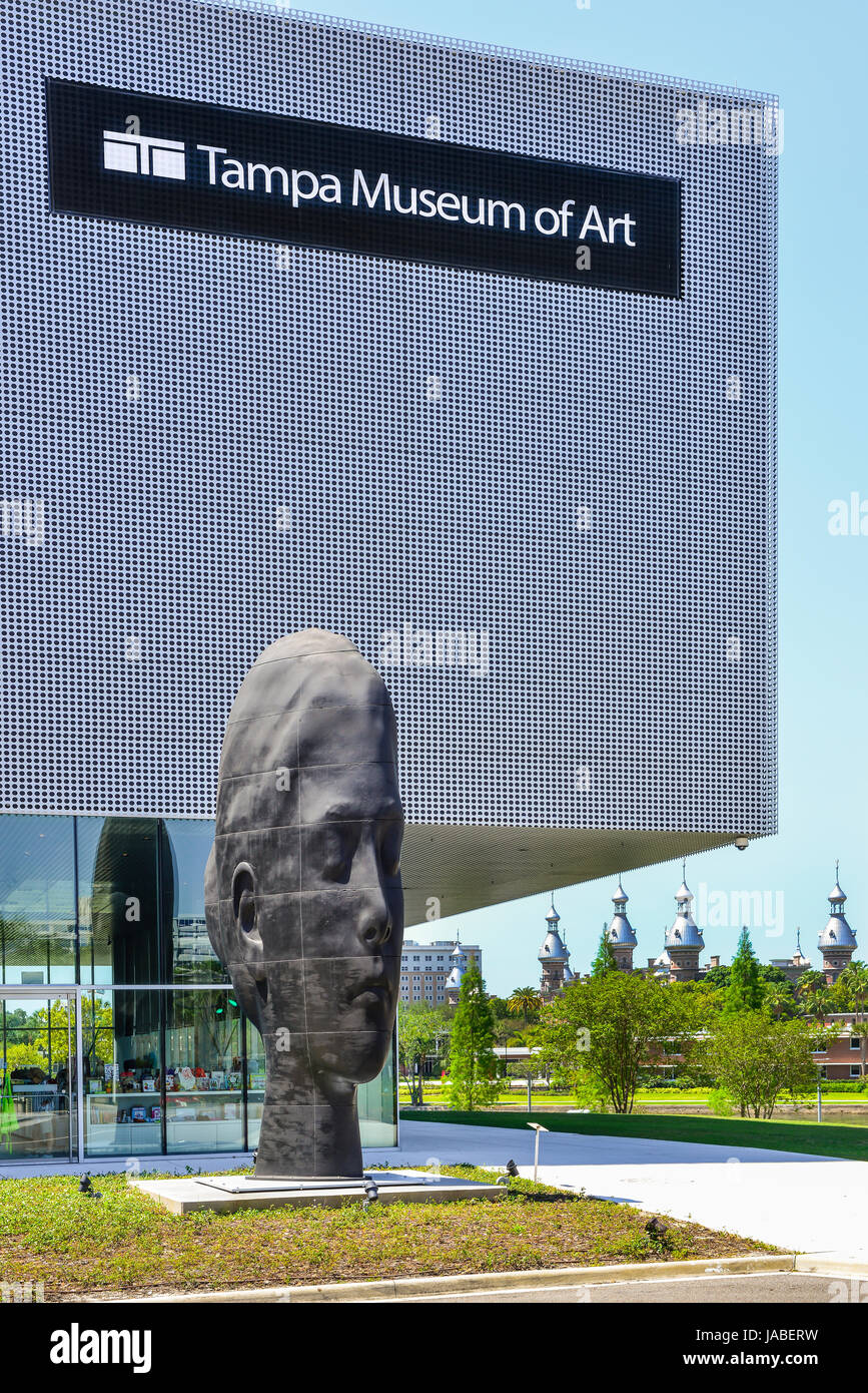 Le Musée d'Art moderne Tampa contraste avec l'architecture de style néo-mauresque de l'Université de Tampa, Floride vue de l'autre côté de la rivière Hillsborough Banque D'Images