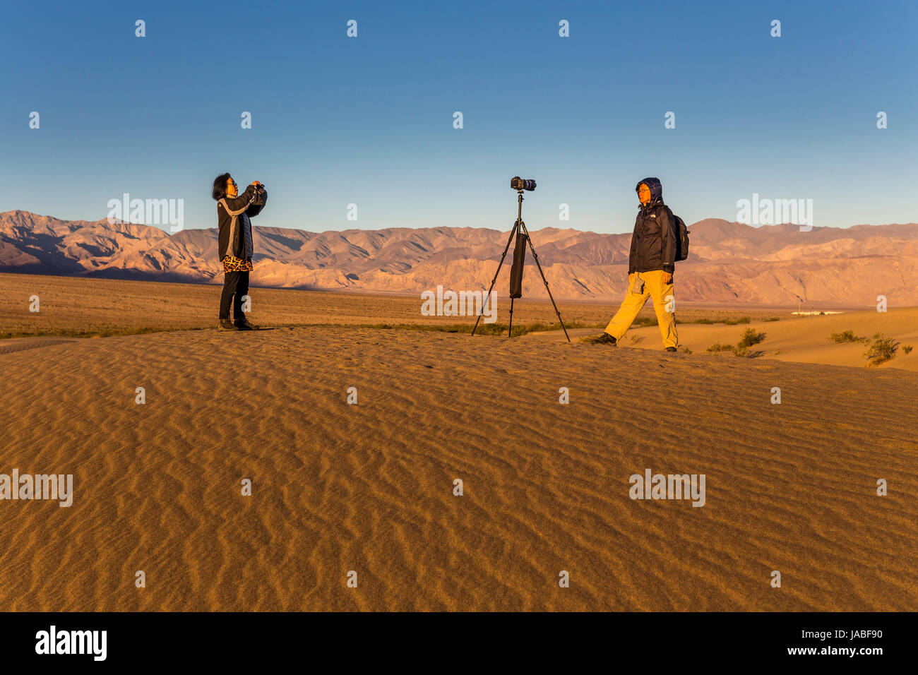 Les touristes asiatiques, les touristes, photographe, randonneurs, randonnées, Mesquite Flat dunes de sable, Death Valley National Park, Death Valley, Californie Banque D'Images