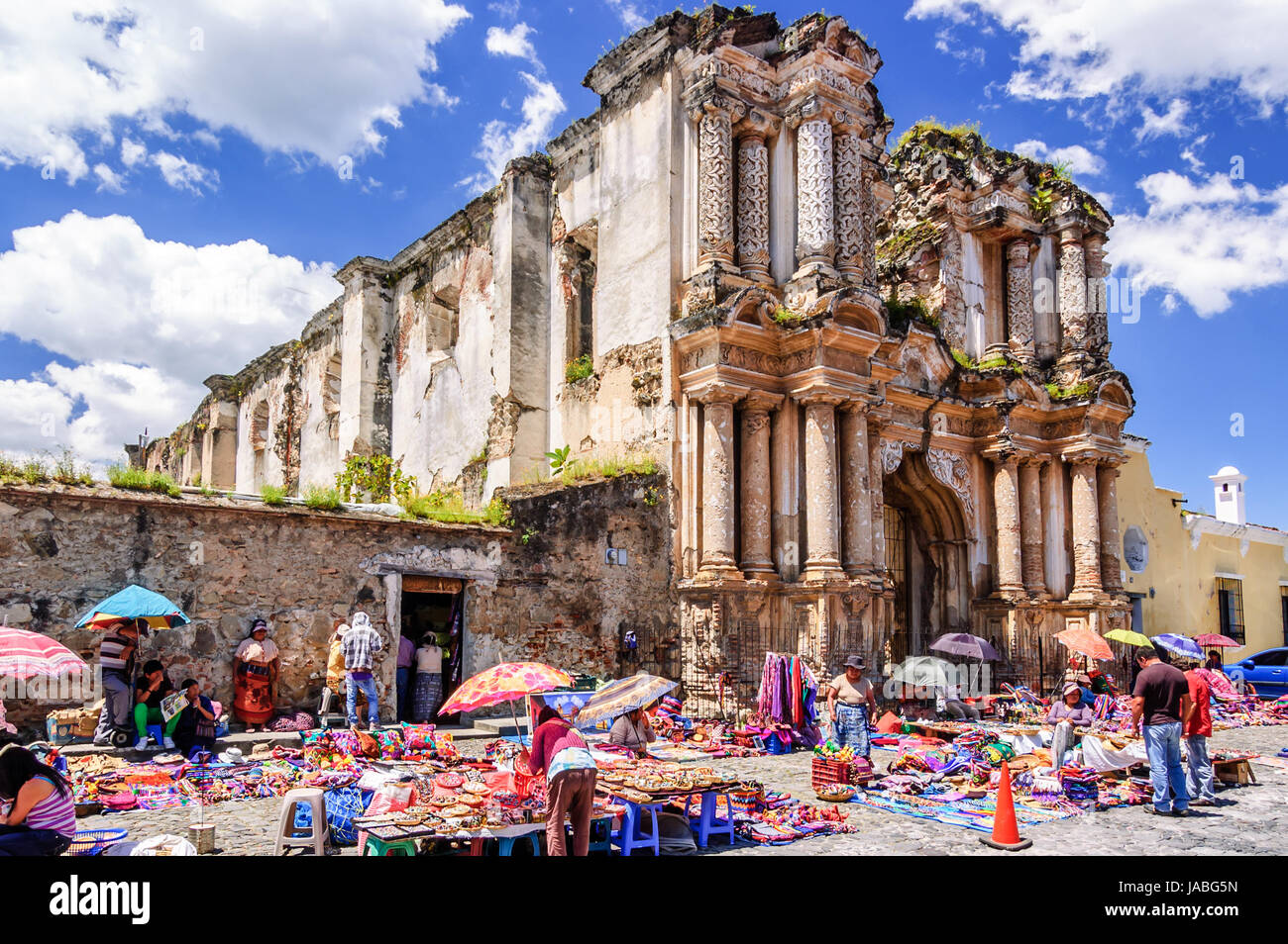 Antigua, Guatemala - 4 octobre 2014 : week-end à l'extérieur du marché textile maya el carmen ruines dans la ville coloniale et site du patrimoine mondial de l'Unesco d'antigua Banque D'Images