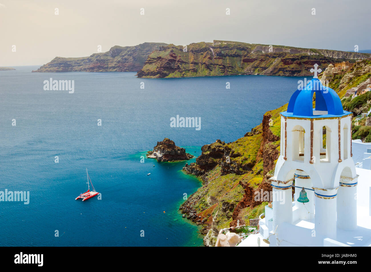 Clocher d'une église orthodoxe à Santorin, Grèce. L'été de miel des Cyclades egée arrière-plan. Banque D'Images