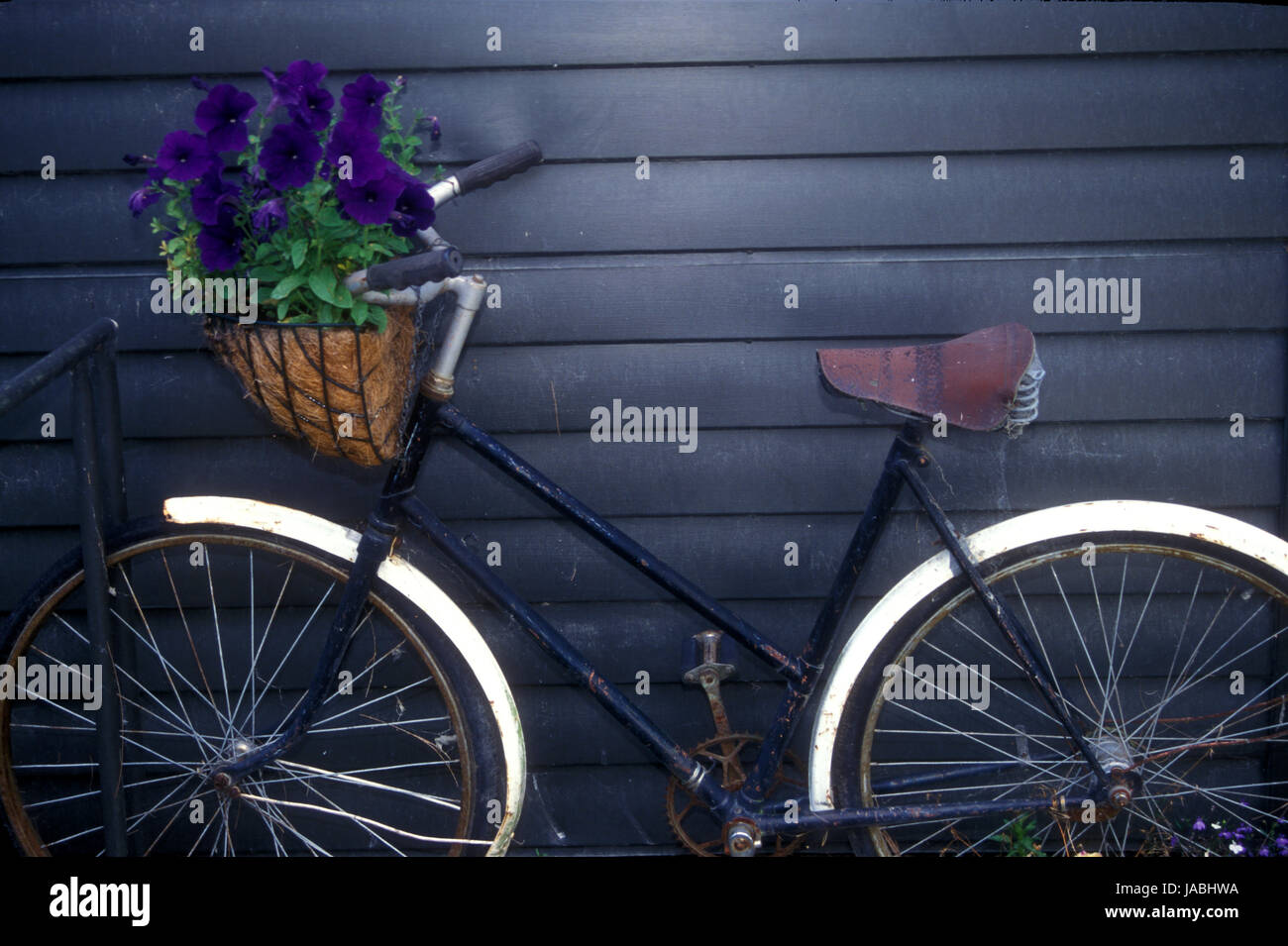 Vieux vélo appuyé contre un vieux hangar et utilisé comme décoration ... Vieux vélo appuyé contre un vieux hangar et utilisé comme décoration ...
