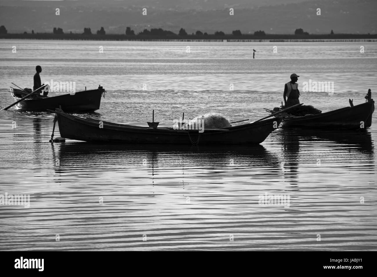 Coucher du soleil dans le lagon, où les pêcheurs retour à l'approche de la tempête imminente. Aube. Les îles de la Méditerranée. Banque D'Images