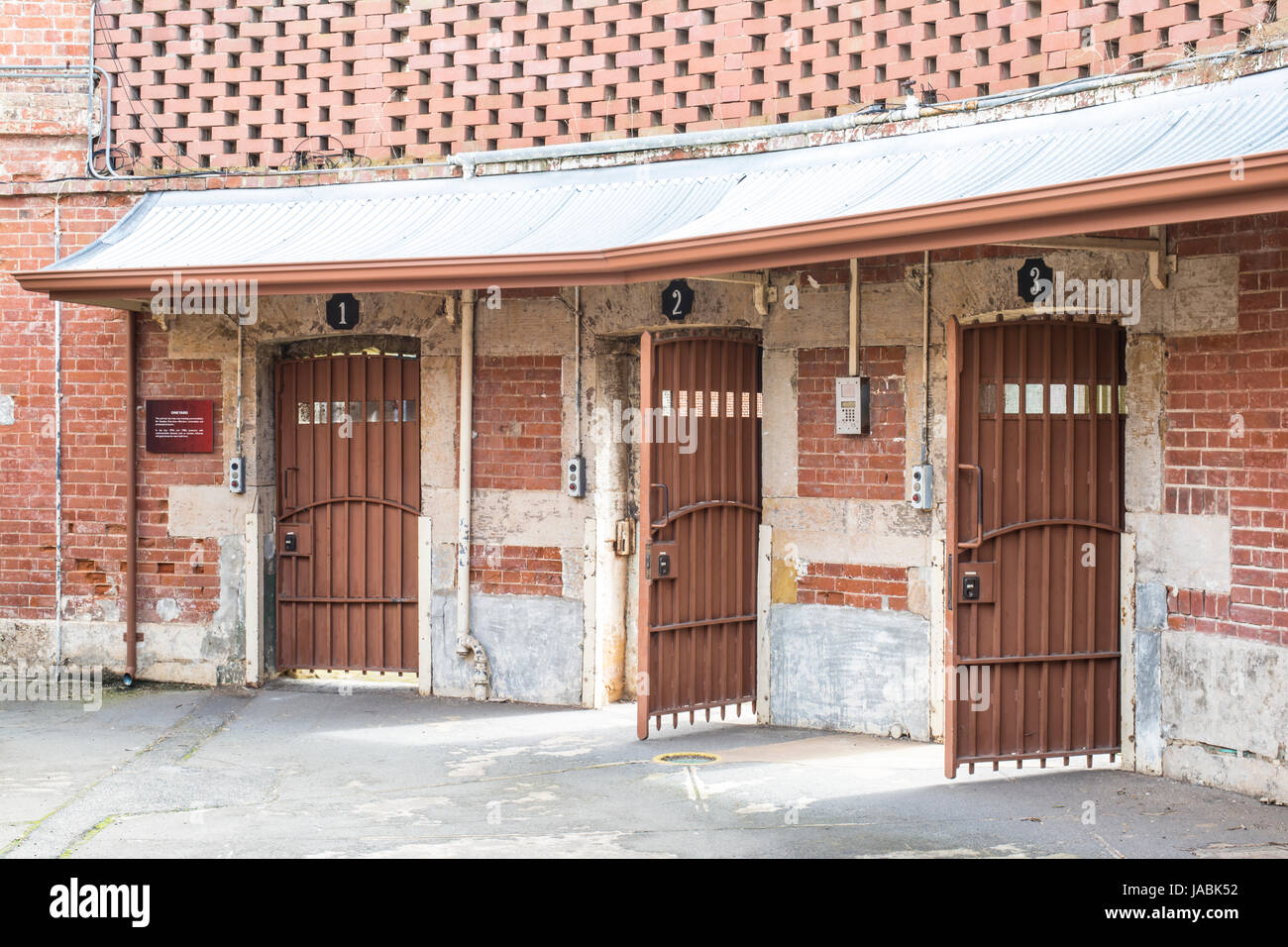 Adélaïde, Australie du Sud - le 14 août 2016 : les portes métalliques de permettre l'entrée de cour à 1, 2 et 3 du cercle à l'ancienne prison, Adélaïde Adélaïde historique Banque D'Images