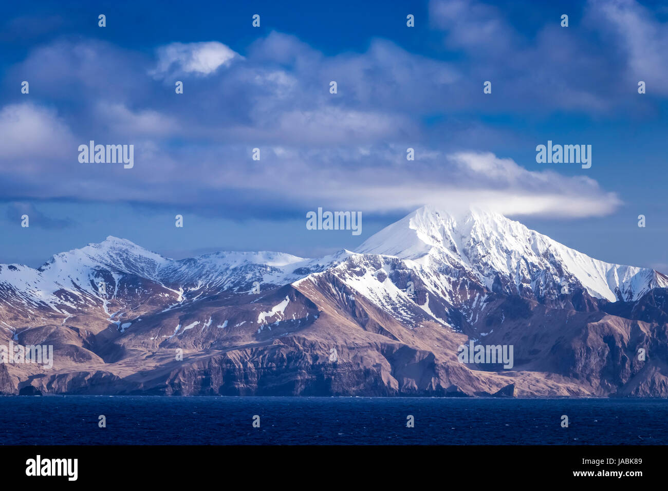 Une chaîne de montagnes couvertes de neige dans les îles Aléoutiennes, près d'Unimak Passage, Alaska, USA. Banque D'Images