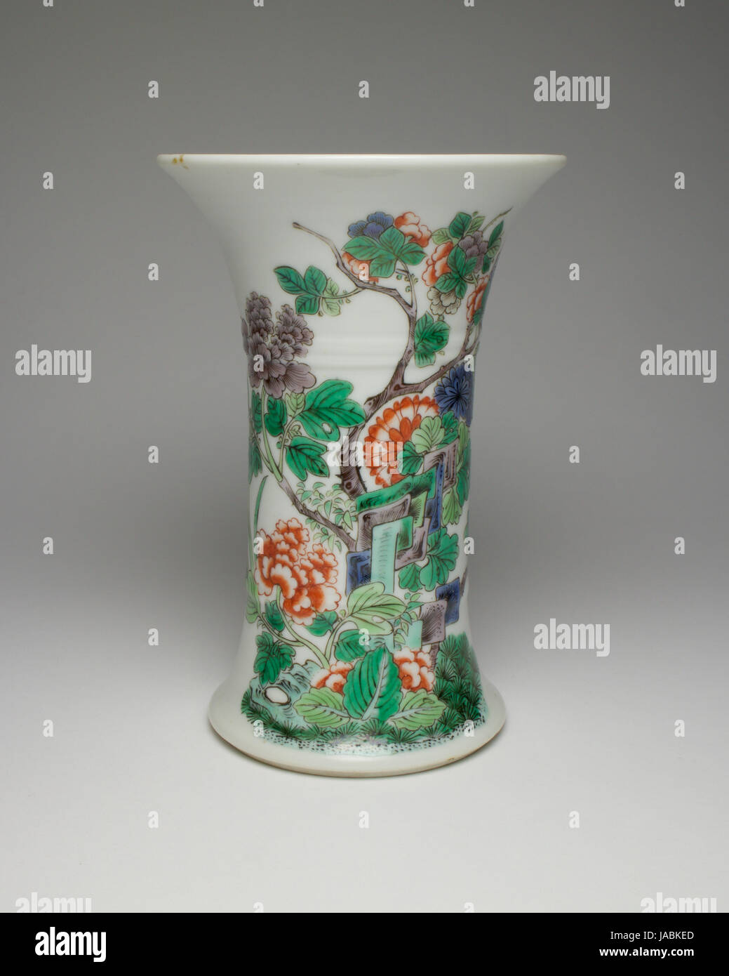 Chinois Antique vase en porcelaine Famille Verte, peint avec des roches provenant de la pivoine. Le vase mesure 16cm haut Banque D'Images