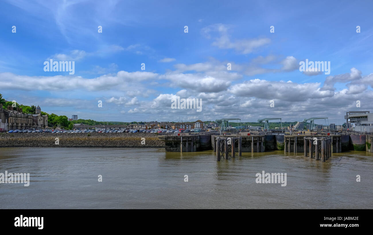 Vue mer de la Barage à Cardiff Bay, avec serrures. Banque D'Images