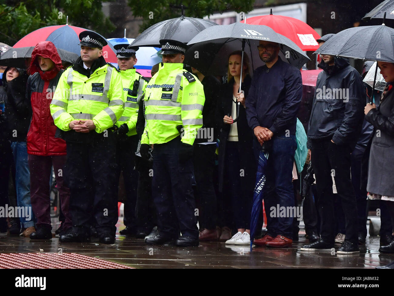 Les gens et les agents de police à observer une minute de silence sur le pont de Londres en l'honneur de l'attaque terroriste victimes décédées dans l'indignation samedi. Banque D'Images