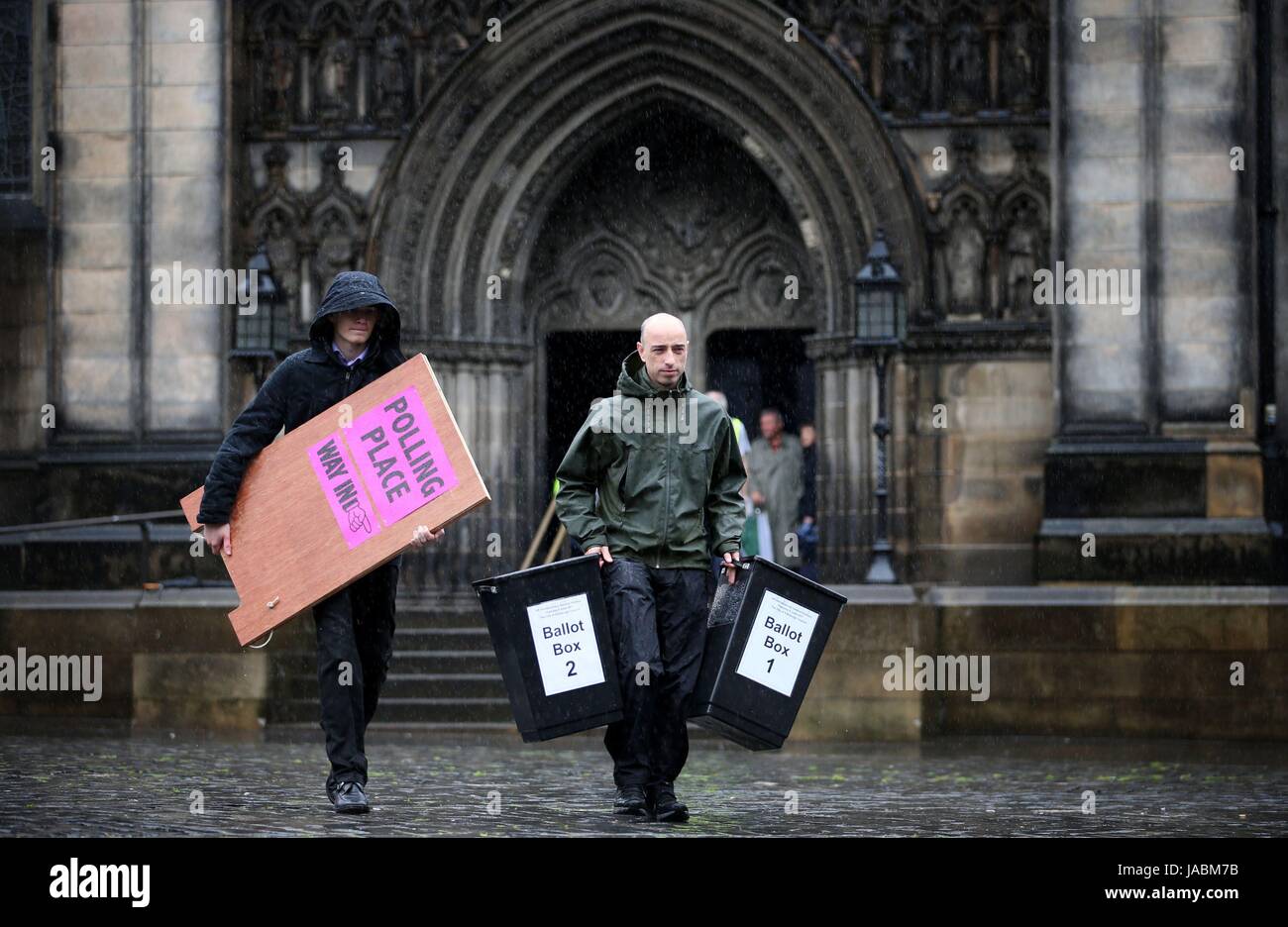 Le personnel électoral à partir de la ville d'Édimbourg a livrer la signalisation et les urnes au bureau de vote avant l'élection générale de jeudi à Lothian Chambers, de l'Ouest Place du Parlement à Édimbourg. Banque D'Images