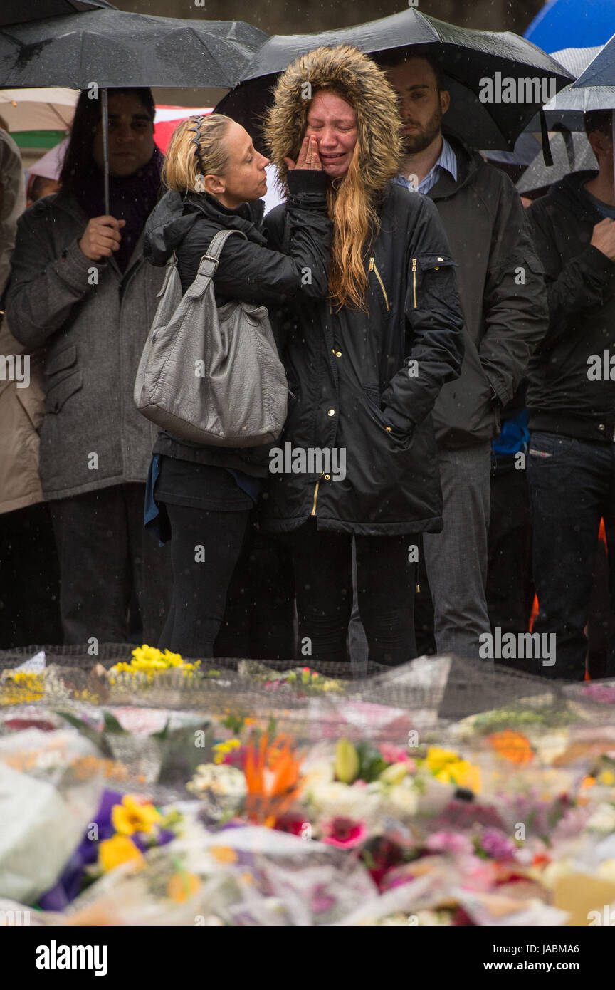 Deux femmes réconforter mutuellement pendant une minute de silence sur le pont de Londres en l'honneur de l'attaque terroriste victimes décédées dans l'indignation samedi. Banque D'Images