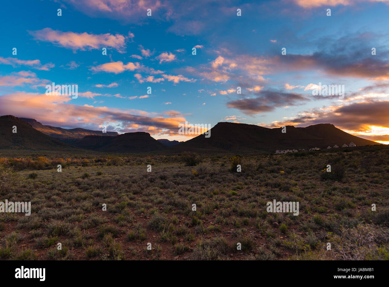 Au paysage majestueux Parc national du Karoo, Afrique du Sud. Tableau panoramique les montagnes, les canyons et les falaises au coucher du soleil. Aventure et d'exploration en Afrique, su Banque D'Images