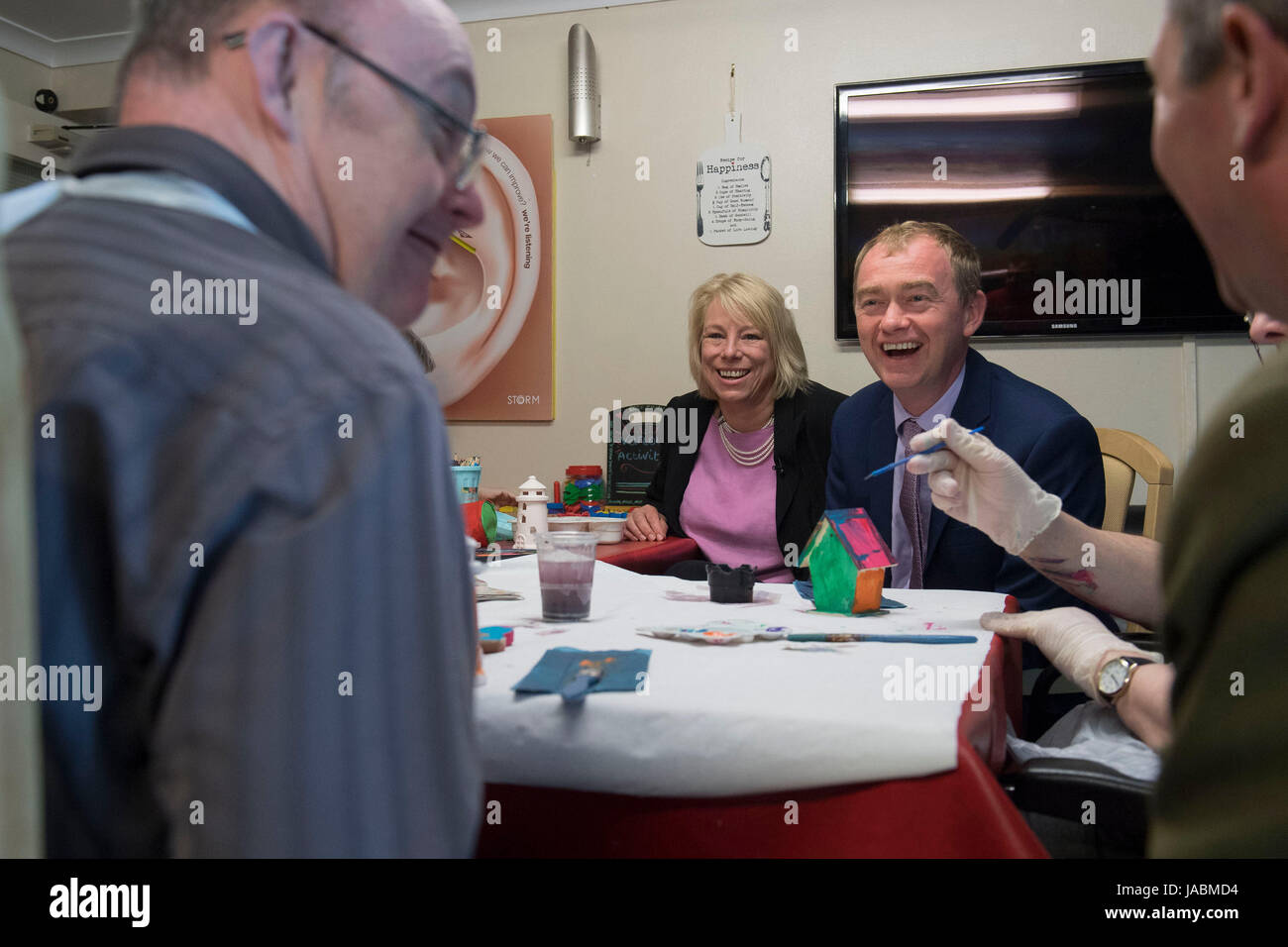 Les libéraux démocrates chef Tim Farron et Sue McGuire, candidat local de Southport, parler avec les résidents au cours d'une classe d'art au cours d'une visite à la maison de soins de Rosebank pour personnes ayant des difficultés d'apprentissage à Southport sur la campagne électorale générale trail. Banque D'Images