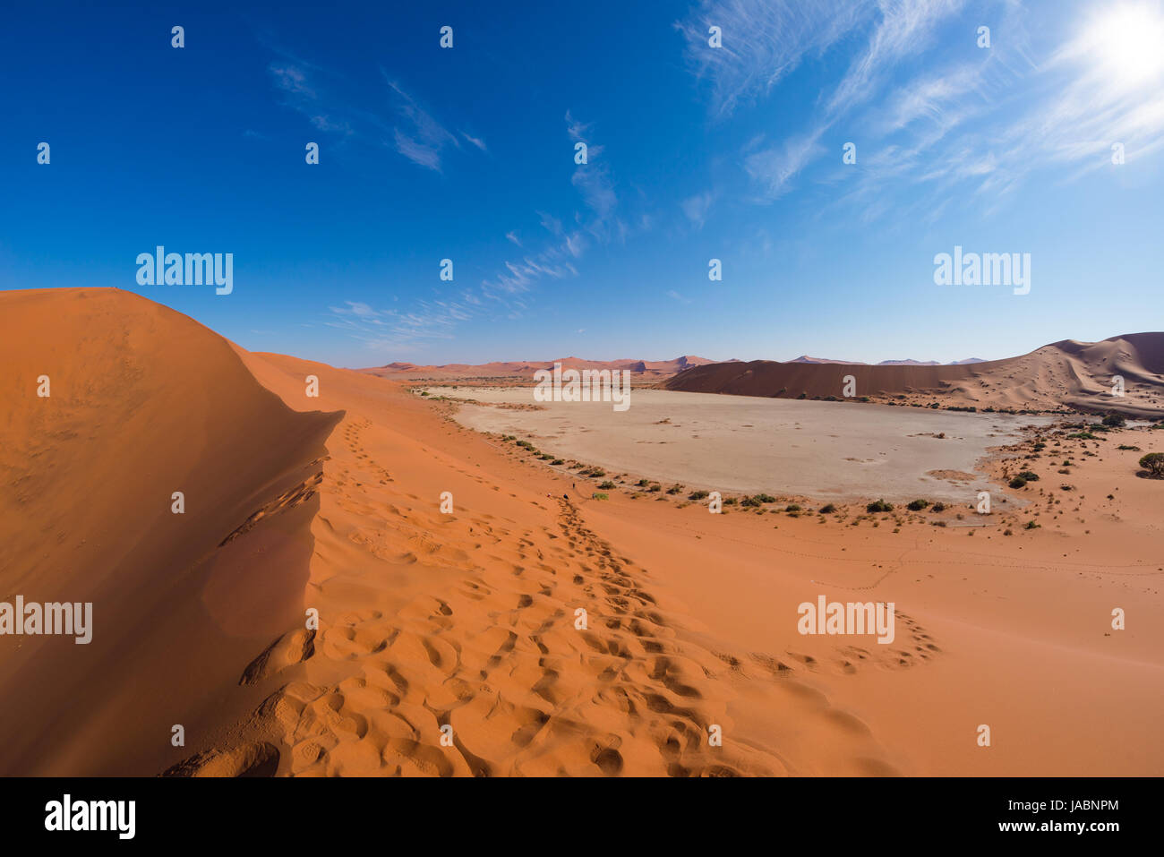 La ville pittoresque de Sossusvlei et Deadvlei, d'argile et de sel pan entouré de majestueux des dunes de sable. Le Parc National Namib Naukluft, destination de voyage en Namibie. Banque D'Images