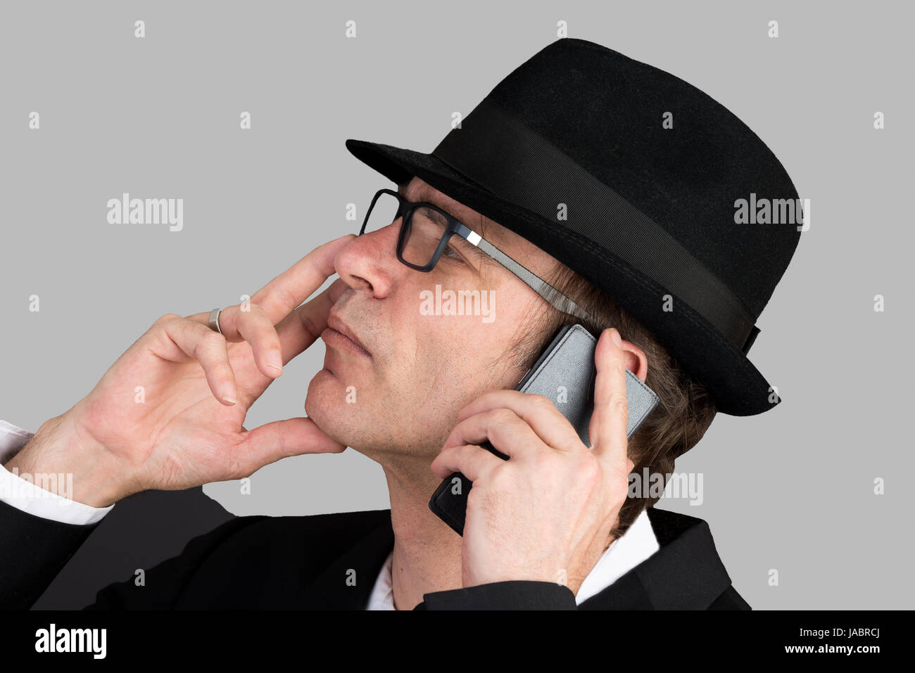 Portrait Moyen Âge européen man making a phone call Banque D'Images