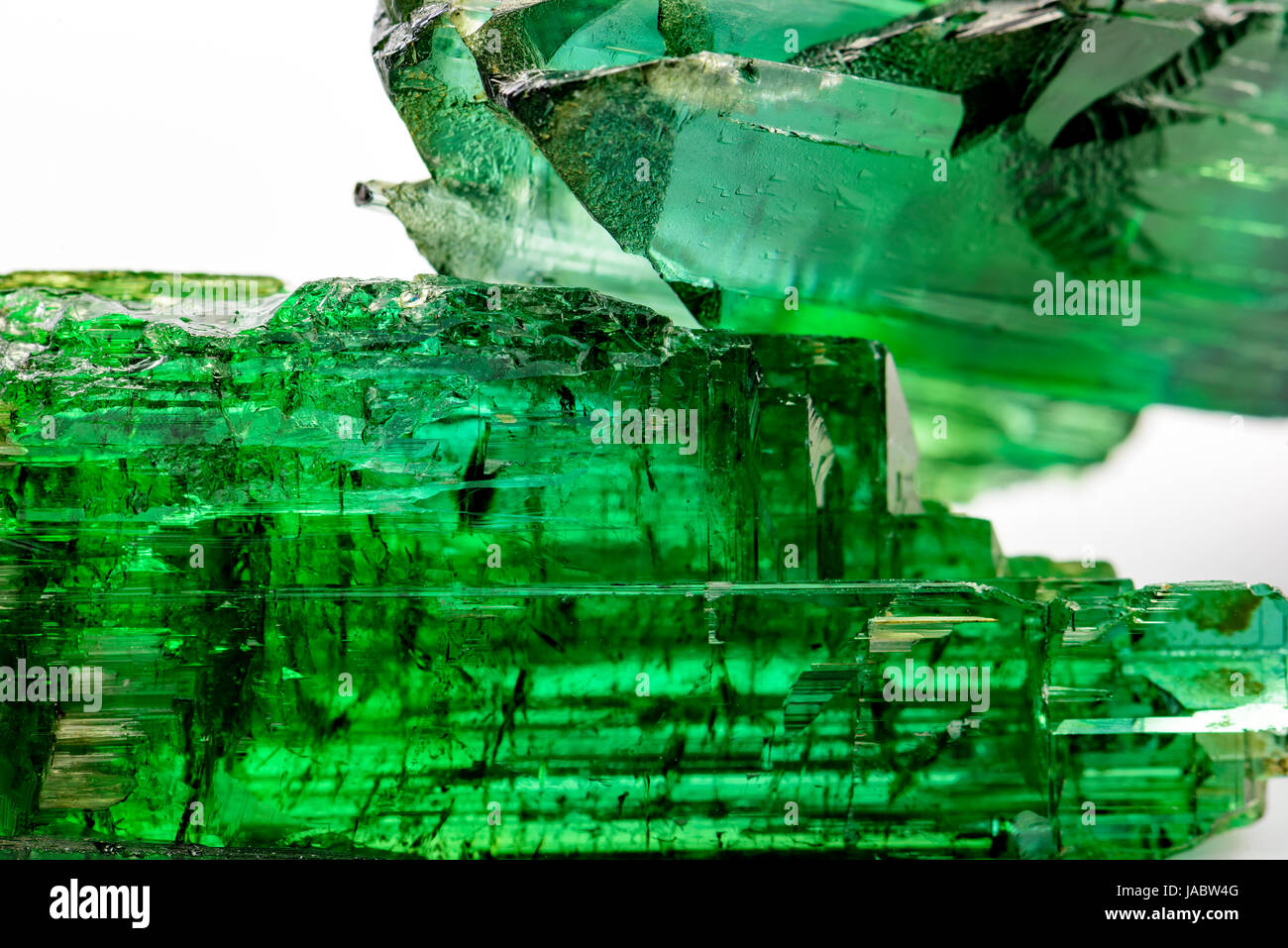 Détail de cristal tourmaline verte brésilienne avec ses textures, couleurs et transparence Banque D'Images
