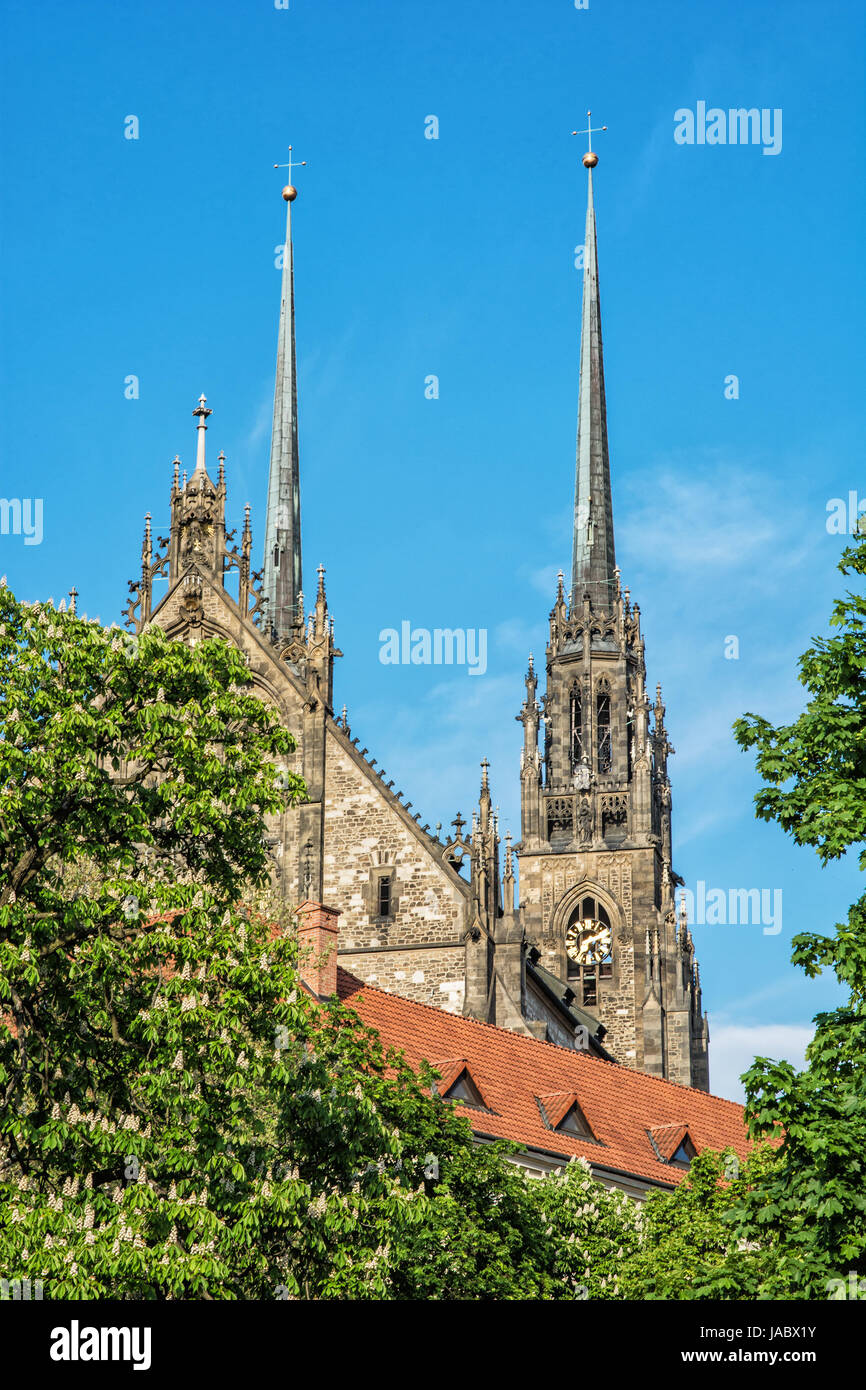Célèbre Cathédrale de Saint Pierre et Paul à Brno, en Moravie, en République tchèque. L'architecture religieuse. Deux grosses tours. Banque D'Images