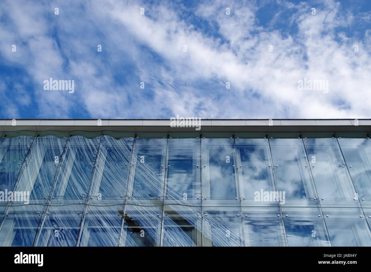 Reflet de ciel sur un édifice de verre Banque D'Images