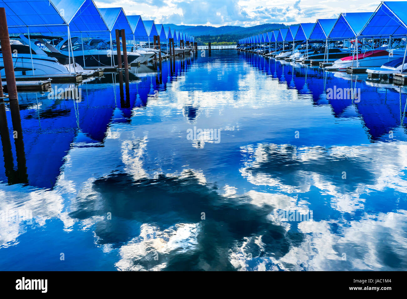 Couverture bleue Marina Bateaux Promenade Piers Réflexion Lake Coeur d' Alene Idaho Banque D'Images