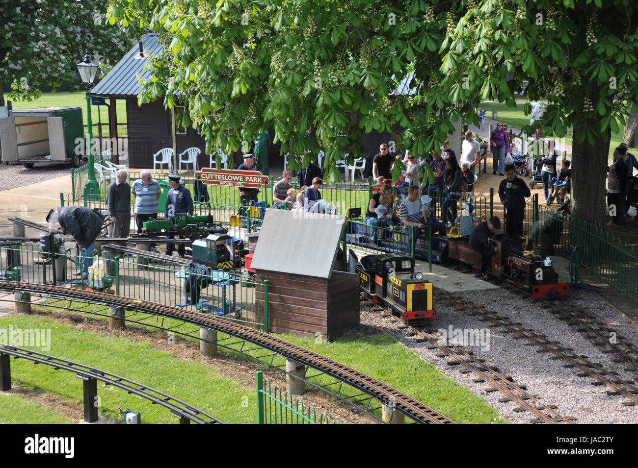 enfant-et-parents-train-miniature-banque-de-photographies-et-d-images