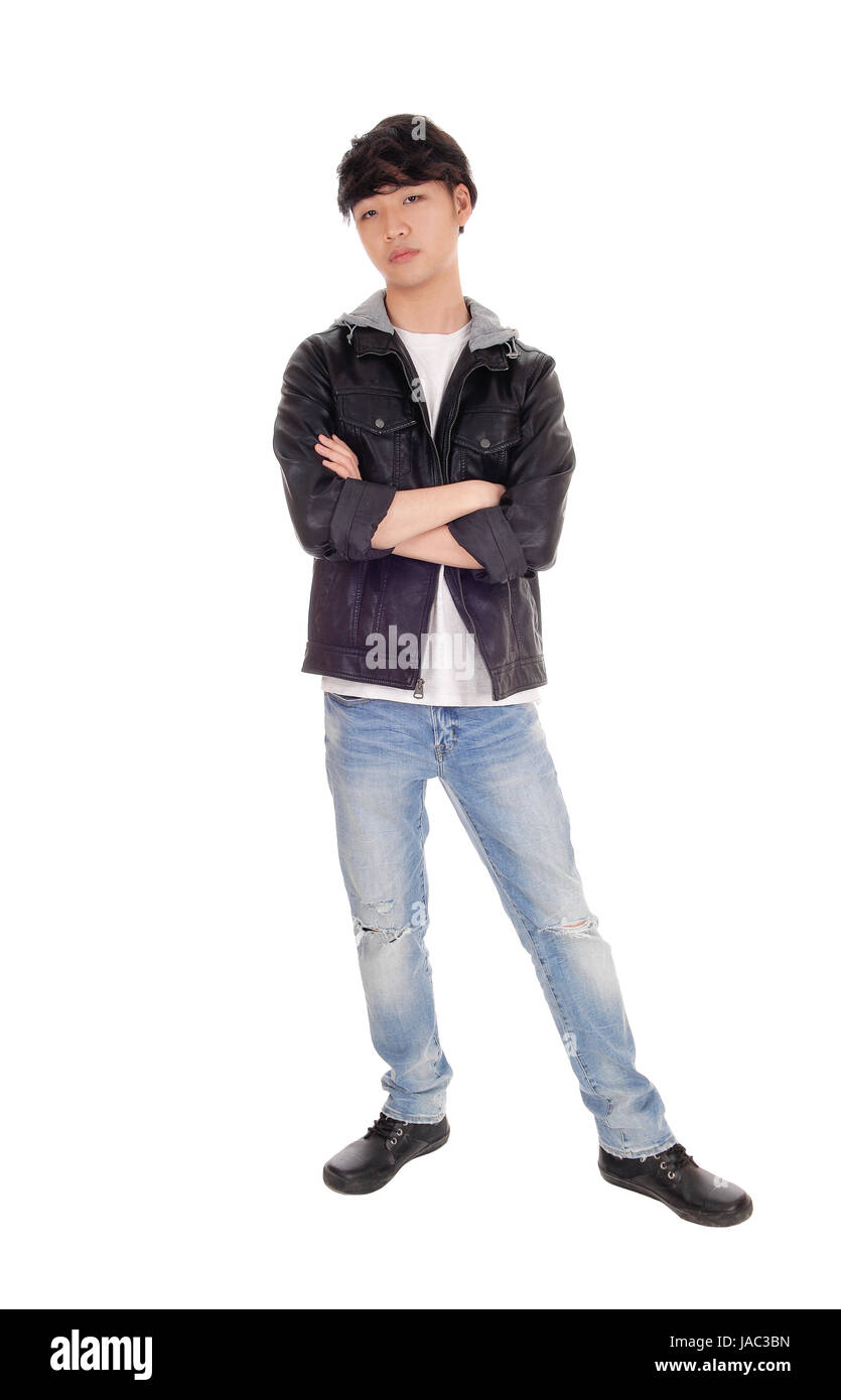 Un adolescent asiatique debout dans un blouson noir croisant les bras debout isolee pour fond blanc Photo Stock Alamy