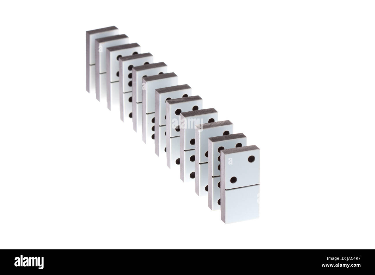 Dominos blancs standing in a row on a white background Banque D'Images