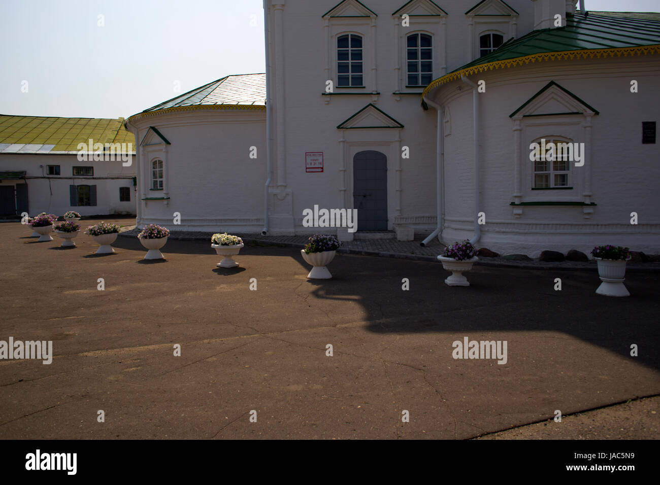 Des vases de fleurs en lignes commerciaux à Kostroma Banque D'Images